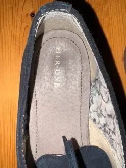 Blaue Schnürschuhe