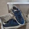 Blaue Sneaker mit Blumensohle