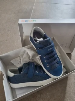 Blaue Sneaker mit Blumensohle