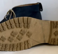 Blauwe suède schoenen.
