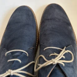 Blauwe suède schoenen.