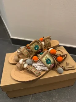 Boho Sandalen mit Schnürung | Quasten/Bommel Details | Sommerschuhe