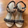 Boho Wedges / Keilsandaletten mit Strass & Blumen - Gold / Schwarz