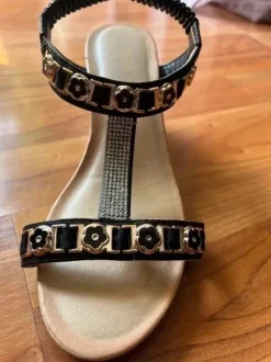 Boho Wedges / Keilsandaletten mit Strass & Blumen - Gold / Schwarz