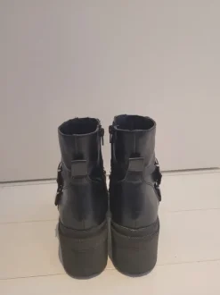 Boots Stradivarius