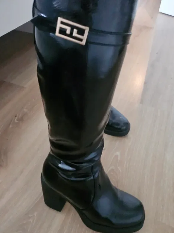 Bottes noires vernies taille 37 comme neuves