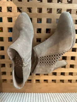 Bottines à talons beige en cuir daim