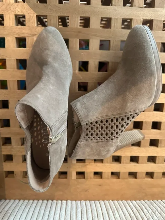 Bottines à talons beige en cuir daim