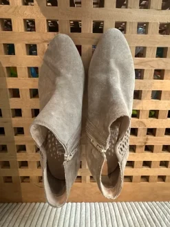 Bottines à talons beige en cuir daim
