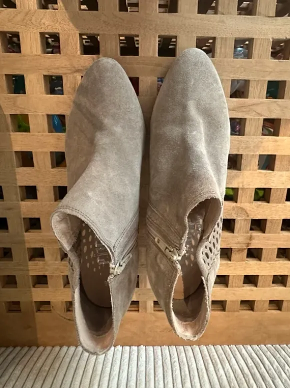 Bottines à talons beige en cuir daim