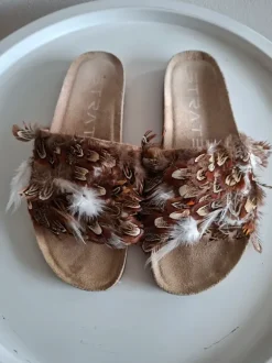 Bruine Sandalen Met Veren Strategia