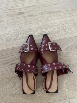 Buckle ballerina