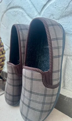 Chaussons homme confort à carreaux - Semelle rigide - Taille 44 - Neuve