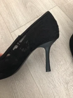 Chaussures à talons / escarpins noirs en dentelle