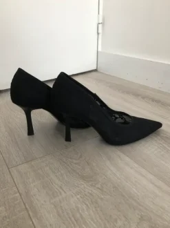 Chaussures à talons / escarpins noirs en dentelle