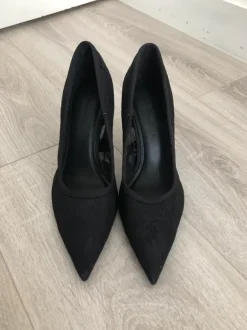 Chaussures à talons / escarpins noirs en dentelle