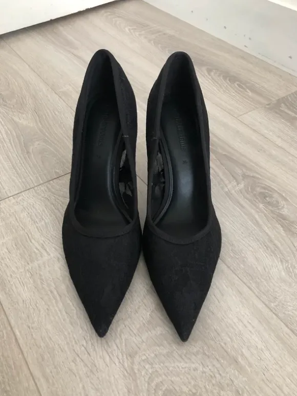 Chaussures à talons / escarpins noirs en dentelle