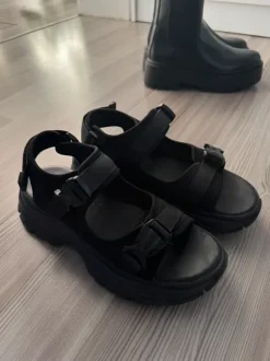 Chunky Sandalen in Schwarz von Sinsay.