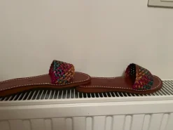 Claquette / sandales en cuir a la main