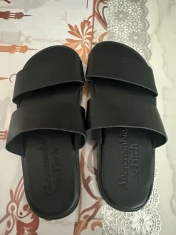 Claquettes Abercrombie Fitch noires taille 42