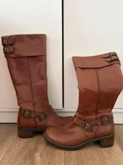 Clarks hohe Kunstleder-Stiefel
