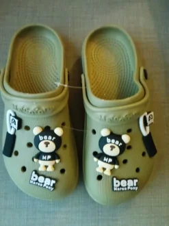 Clogs aus Gummi. Mit Stickern
