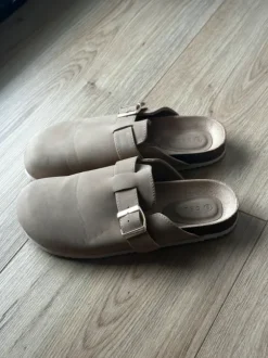 Clogs in Beige mit weiter Passform