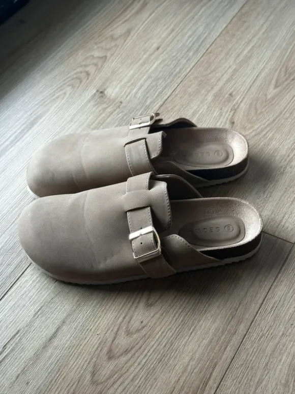 Clogs in Beige mit weiter Passform