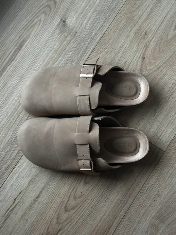 Clogs in Beige mit weiter Passform
