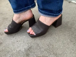 Clogs in Braun mit Preisetikett