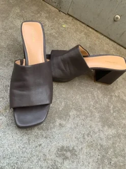 Clogs in Braun mit Preisetikett