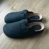 Clogs in Schwarz mit weiter Passform