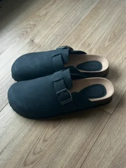 Clogs in Schwarz mit weiter Passform
