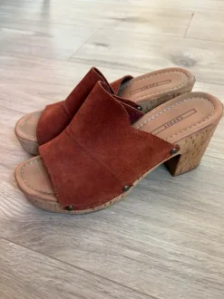 Clogs mit Absatz