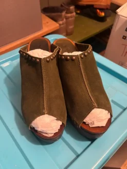 Clogs mit Nieten