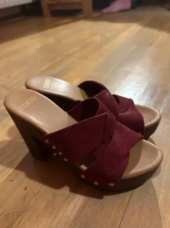 Clogs ungetragen