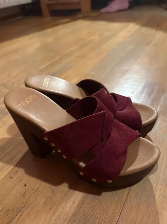 Clogs ungetragen
