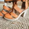 Cognackleurige sandalen met hak