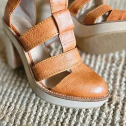 Cognackleurige sandalen met hak