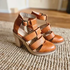 Cognackleurige sandalen met hak