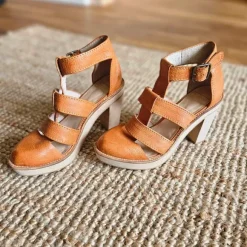 Cognackleurige sandalen met hak