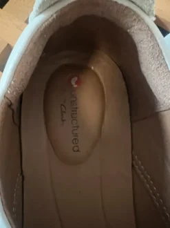 Cremefarbene Schnürschuhe