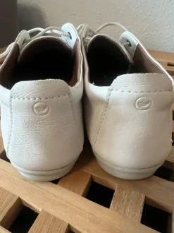 Cremefarbene Schnürschuhe