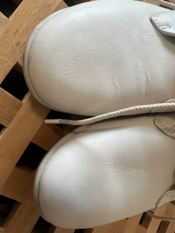 Cremefarbene Schnürschuhe