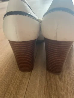 Crèmekleurige hakken met gouden gesp van Nine West (maat 41)