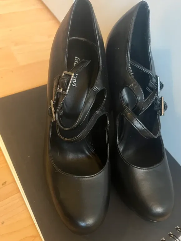 Damenschuhe mit hohem Absatz, Größe 37