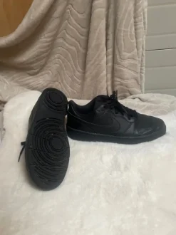 Dit zijn zwarte Nike Court Borough Low Recraft sneakers.