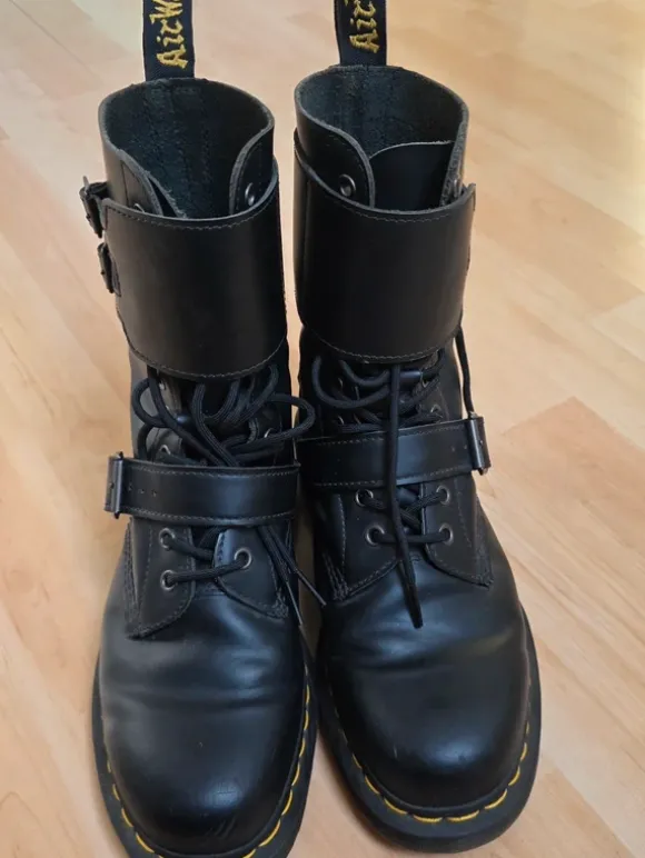 Dr. Martens 1490 Joska Smooth Boots - EU 42