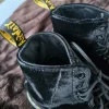 Dr. Martens im schwarzen Samt