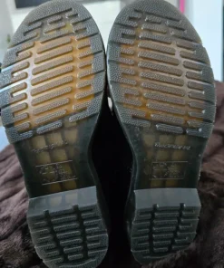Dr. Martens im schwarzen Samt